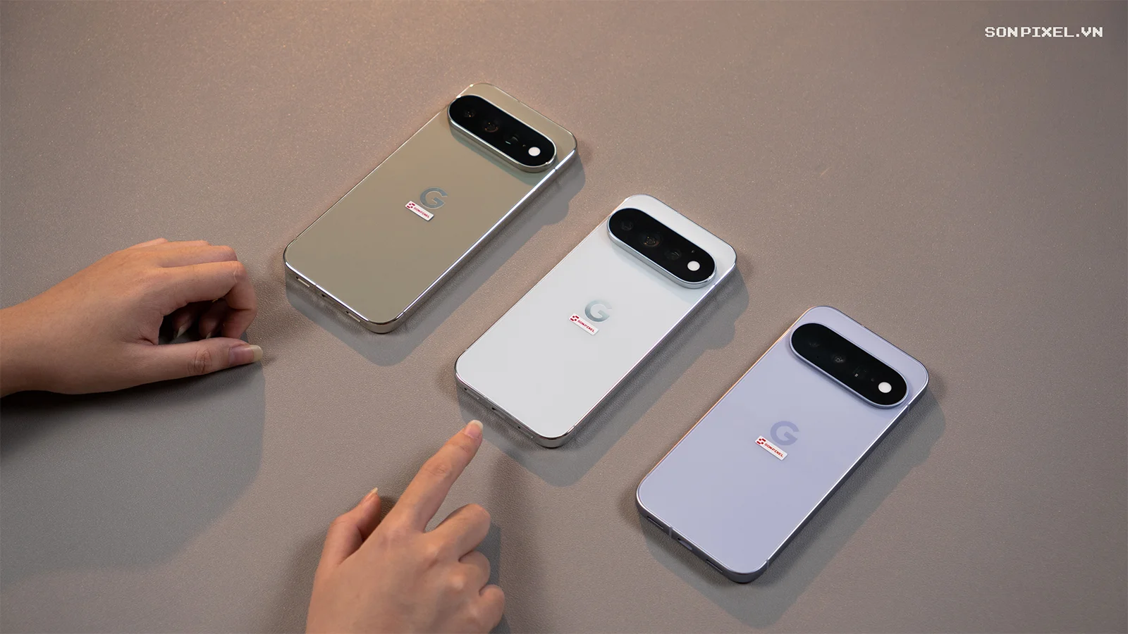 Hình ảnh thực tế Google Pixel 11 Pro bên cạnh Pixel 11 Pro XL và Pixel 11 tại SonPixel